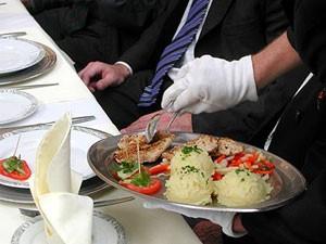 Zadanie 22. Na rysunku przedstawiono podawanie potraw serwisem A. rosyjskim. B. angielskim. C. francuskim. D. niemieckim. Zadanie 23.