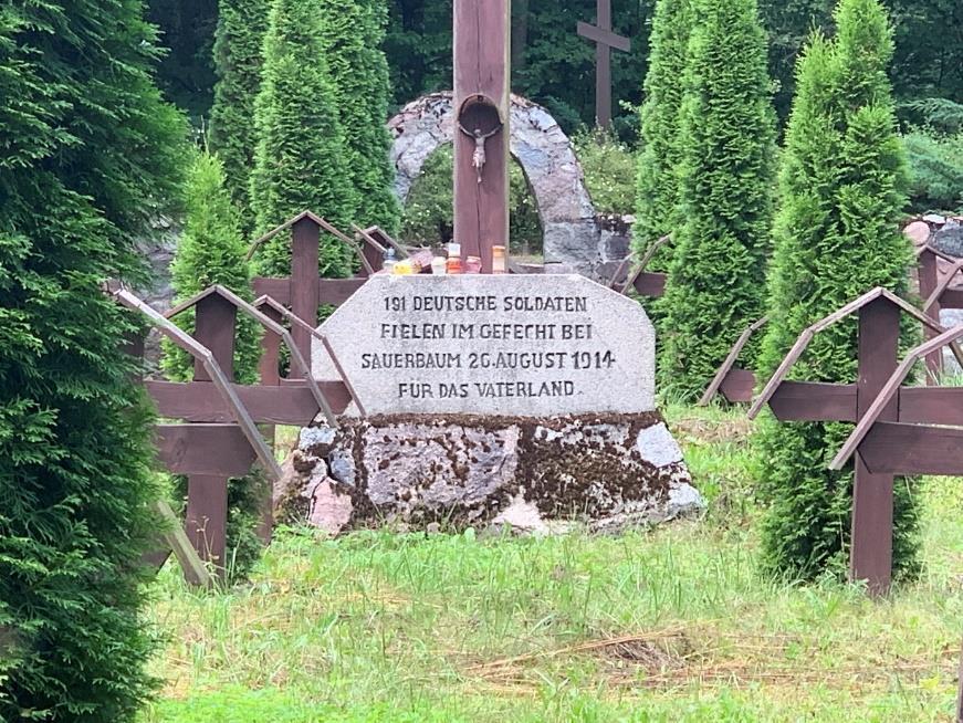 Tablice pamiątkowe sławiące dokonania żołnierzy niemieckich w sierpniu 1914 roku, okolice Zerbunia (fot.