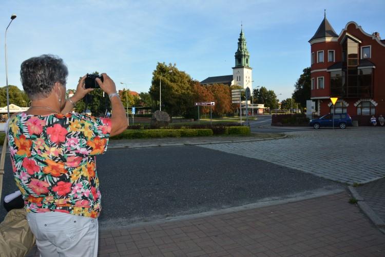 Zadanie 16. Obiektyw, którego długość ogniskowej jest znacząco większa od przekątnej matrycy, a kąt widzenia jest mniejszy od kąta widzenia ludzkiego oka, to obiektyw Zadanie 17. wąskokątny.