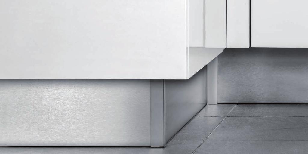 612 NOGI I COKO Y K CHENNE / KITCHEN LEGS AND LINTHS COKOY I AKCESORIA PLASLINE PLASLINE PLINTHS AND ACCESSORIES Kompatybilne ze stopkami Bone. Dostarczane z ochronną folią plastikową.