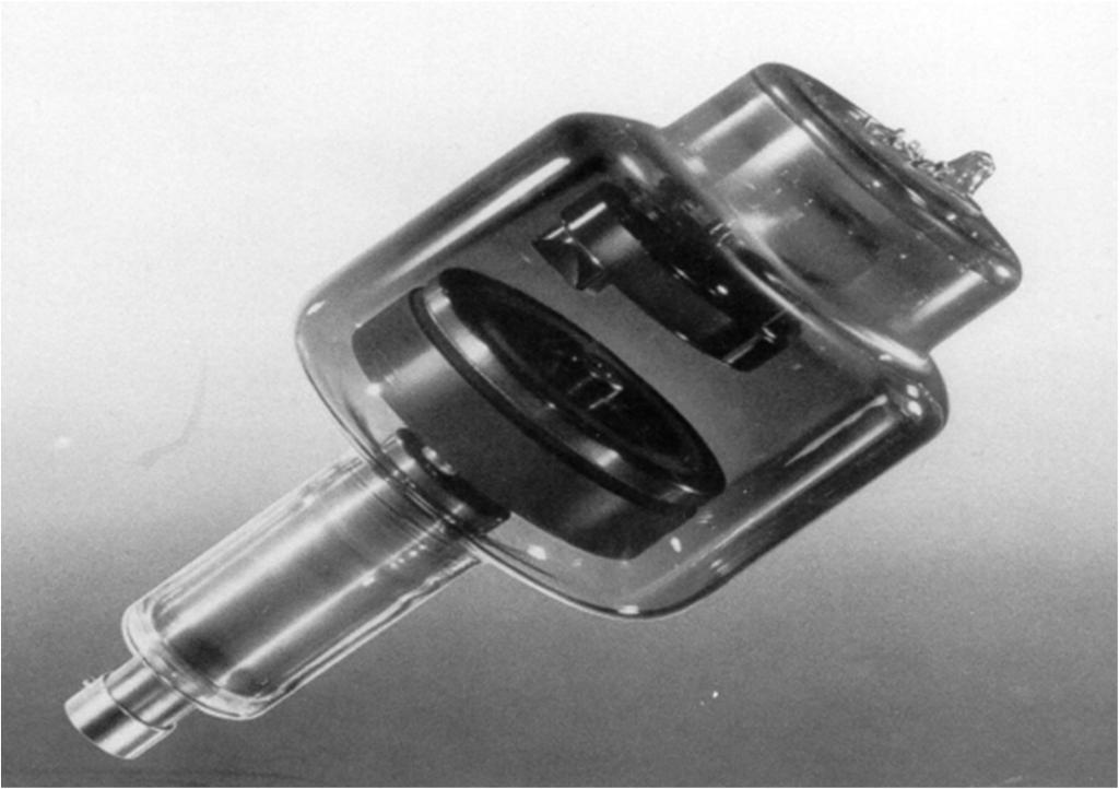 Rys.1.17 Lampa rentgenowska. Na skutek hamowania elektronów w materiale anody, aż do ich całkowitego zatrzymania, następuje emisja promieniowania elektromagnetycznego o widmie ciągłym.