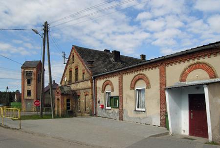 Orłowce. Na terenie Dębówka mieści się powstała w 1972 r. Szczecińska Kopalnia Surowców Mineralnych. Zakład ten zajmuje się wydobyciem żwiru i mieszanek kruszonych oraz piasku płukanego.
