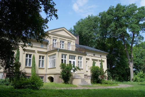 , obok którego wyrosły potężne lipy o obwodzie 460 i 470 cm oraz park krajobrazowy o pow. 13,5 ha z pierwszej połowy XIX w.