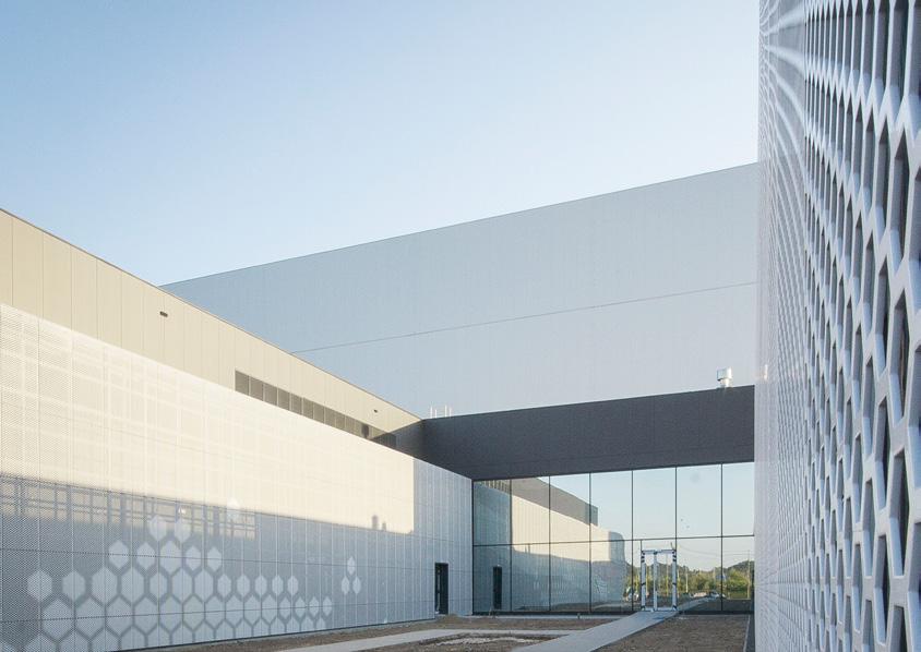 O FIRMIE RECONAL jest jedną z czołowych firm wykonawczych w segmencie konstrukcji aluminiowo szklanych i fasad wentylowanych w