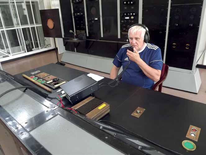 Czesław SP9FZU nadający ze studia gliwickiej radiostacji ku z tym gliwiccy krótkofalowcy pracowali pod znakiem okolicznościowym HF100PS, przydzielając po 5 punktów w ramach akcji dyplomowej.