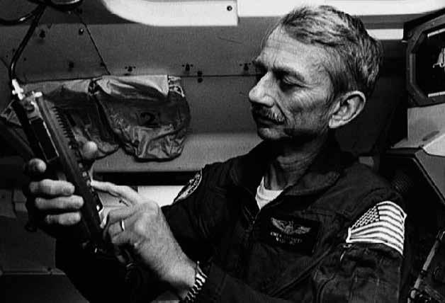Na zdjęciu: Owen Garriott na pokładzie promu kosmicznego Columbia (1983 r.) ISS, skąd pracował jako operator sprzętu krótkofalarskiego.