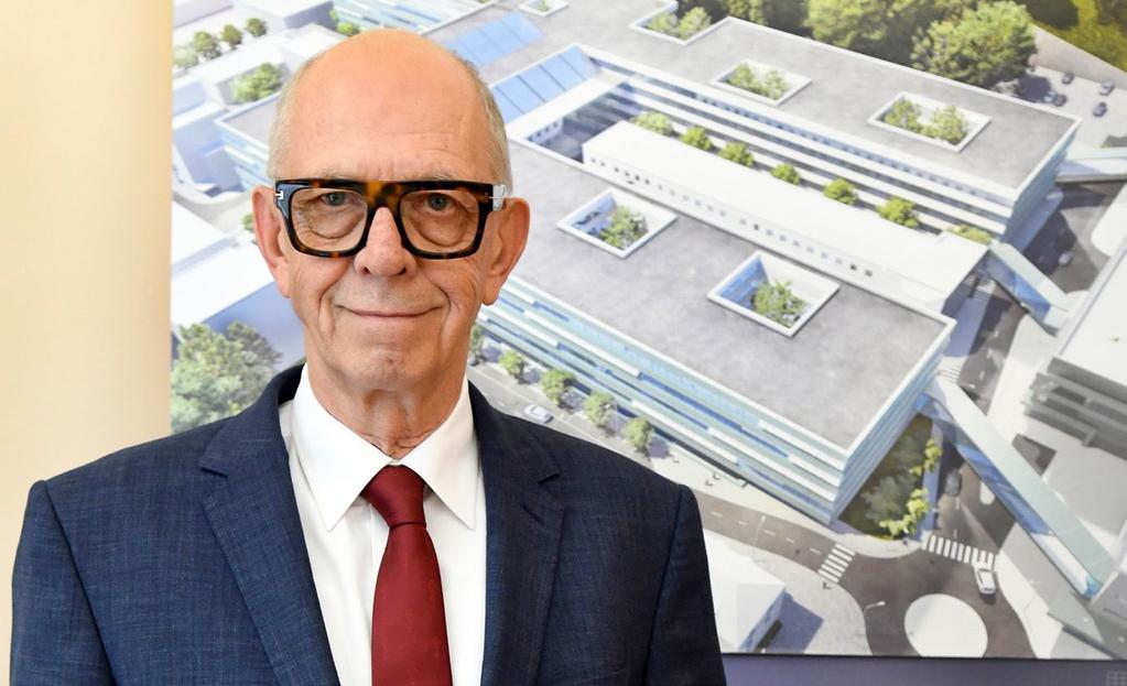 dysponuje 94 miejscami do nauki. Zmodernizowano również dotychczasową czytelnię, w której znajdują się stanowiska w tradycyjnym układzie stolików i miejsca bardziej kameralne.