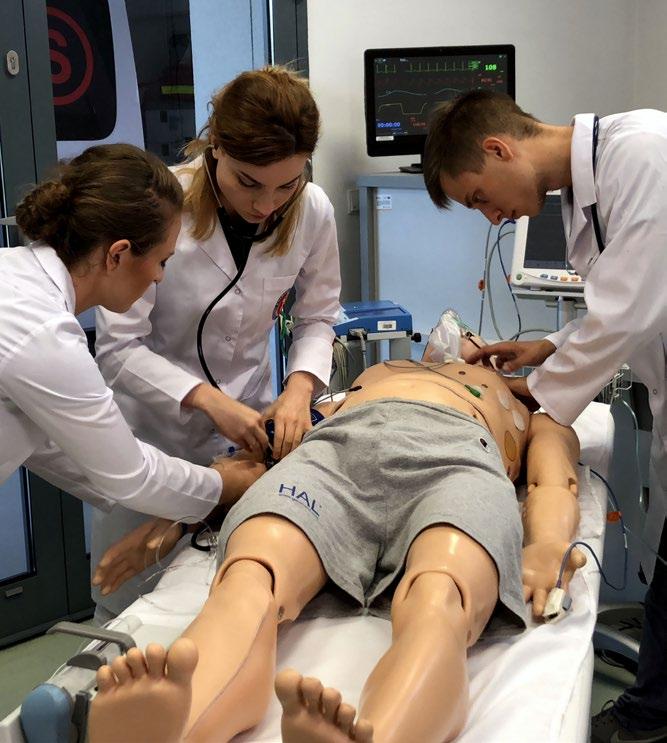 Z kolei symulacja zdarzeń na sali operacyjnej pozwala przyswoić sobie specyfikę pracy w tym miejscu, włącznie z przygotowaniami do operacji, zachowaniem się na bloku czy współpracą w zespole.