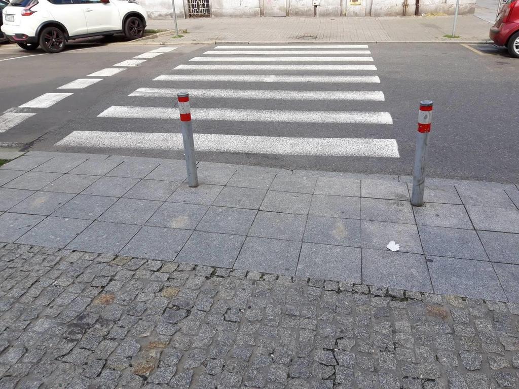 Zdjęcie 11 Ul. Dworcowa, przejście dla pieszych, nie ma pól uwagi Stan faktyczny: Przy właściwym przejściu dla pieszych nie ma pól uwagi, które znajdują się na rogu ul.