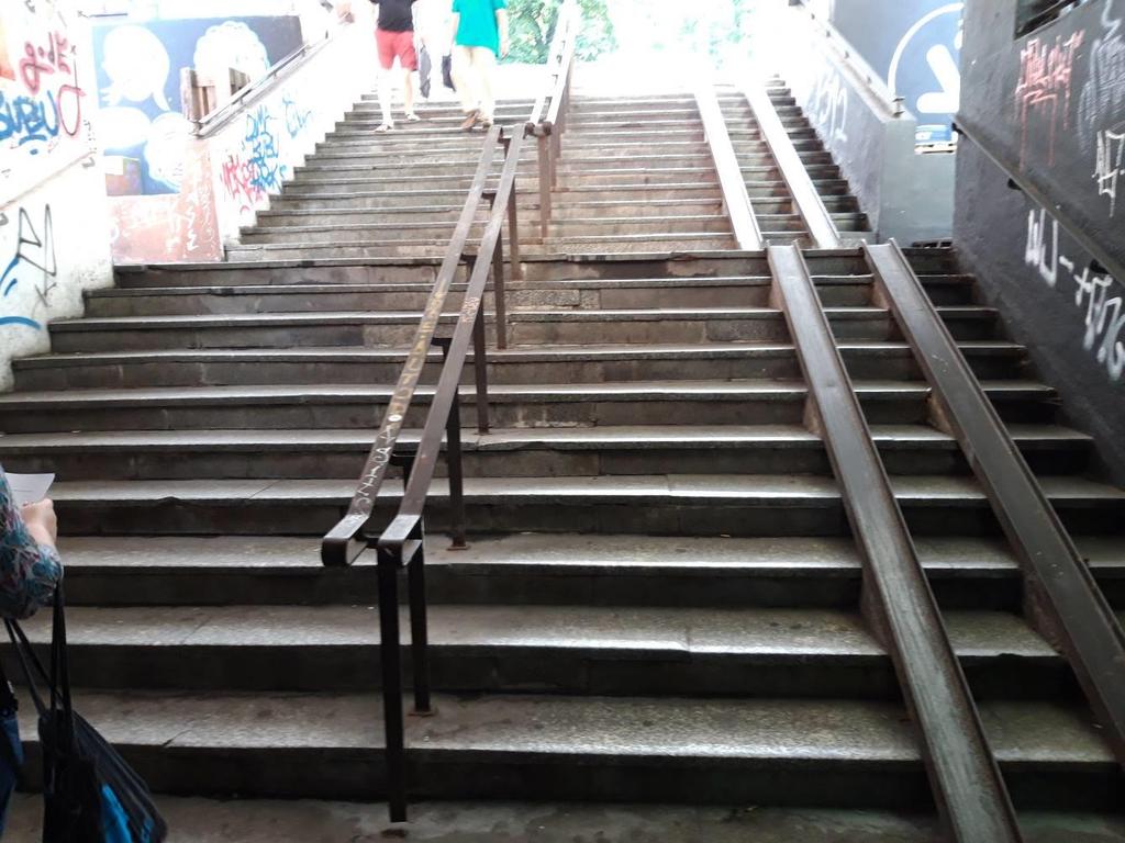 4. Przejście podziemne tunel pomiędzy ulicą Mielęckiego a Wojewódzką Zdjęcie 13. Schody w przejściu podziemnym pomiędzy ul.