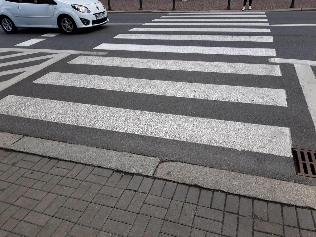 Zdjęcie 17. Przejście dla pieszych przy ul. Jagiellońskiej, brak pól uwagi przy przejściu Stan faktyczny: Na początku i na końcu przejścia dla pieszych brakuje pól uwagi.