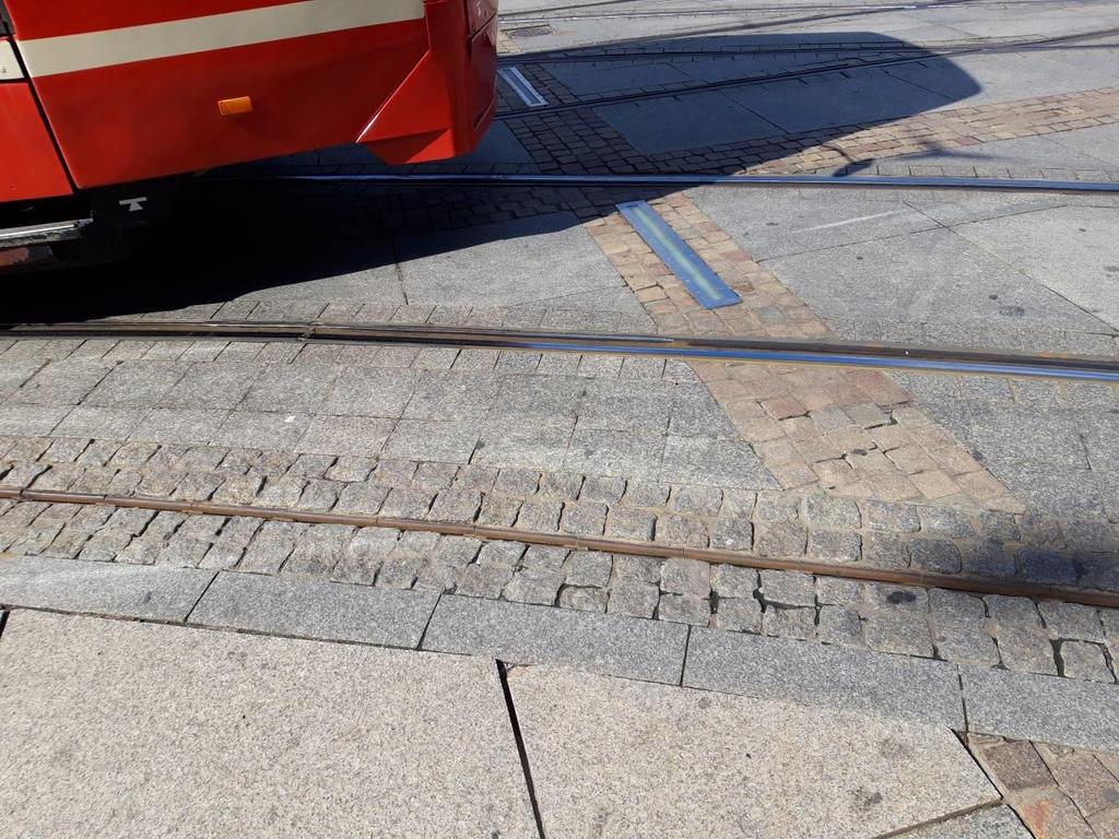 1. Rynek w Katowicach Zdjęcie 2: Rynek w Katowicach, brak linii prowadzących, krawędzie torów tramwajowych nie są zabezpieczone Stan faktyczny: Przez Rynek biegną tory tramwajowe, które nie są