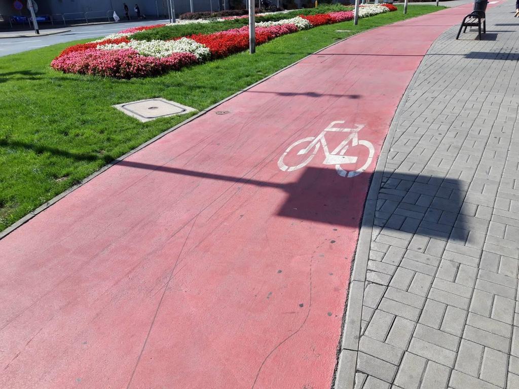 3. Ulica Dworcowa Zdjęcie 6. Ul. Dworcowa, w kierunku Dworca PKP Katowice, po lewej stronie jest ścieżka rowerowa Stan faktyczny: Ścieżka rowerowa na ul.