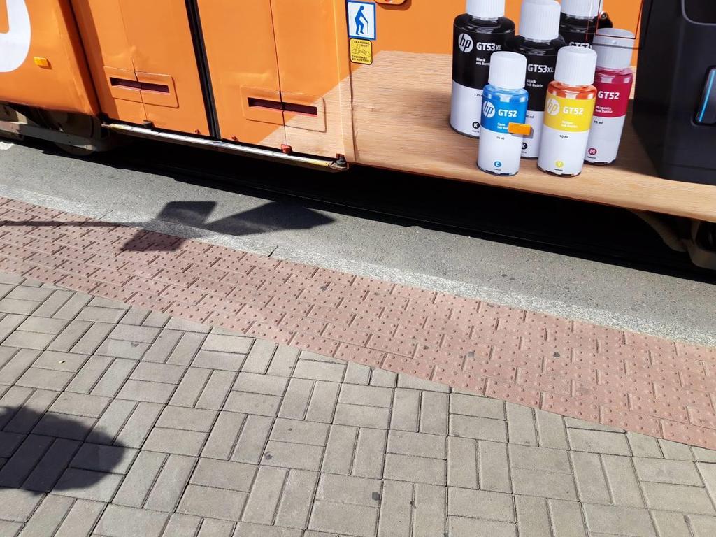 Zdjęcie 7. Ul. Św. Jana przejście dla pieszych w kierunku ul. Dworcowej i Dworca PKP, dobrze wyczuwalne pola uwagi Stan faktyczny: Przy przejściu dla pieszych na ul.