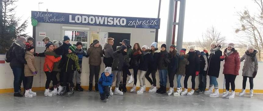 Chłopcy i dziewczęta pod czujnym okiem swoich wychowawczyń p. Anety Wilk i p. Anny Cieśli oraz p. Pawła Wilka z radością oddawali się zabawom na łyżwach.