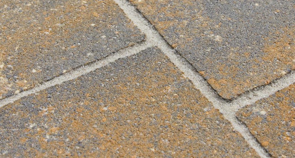 WYTYCZENIE NAWIERZCHNI UKŁADANIE PŁYT Za pomocą drewnianych palików lub metalowych szpilek należy na- Na tak przygotowanym podłożu można rozpocząć montaż płyt