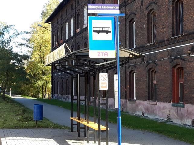 5. Przystanek ul. Kasprowicza Zdjęcie 17. Przystanek ul. Kasprowicza, brakuje oświetlenia Stan faktyczny: Przy przystanku Biskupice Kasprowicza brakuje oświetlenia.