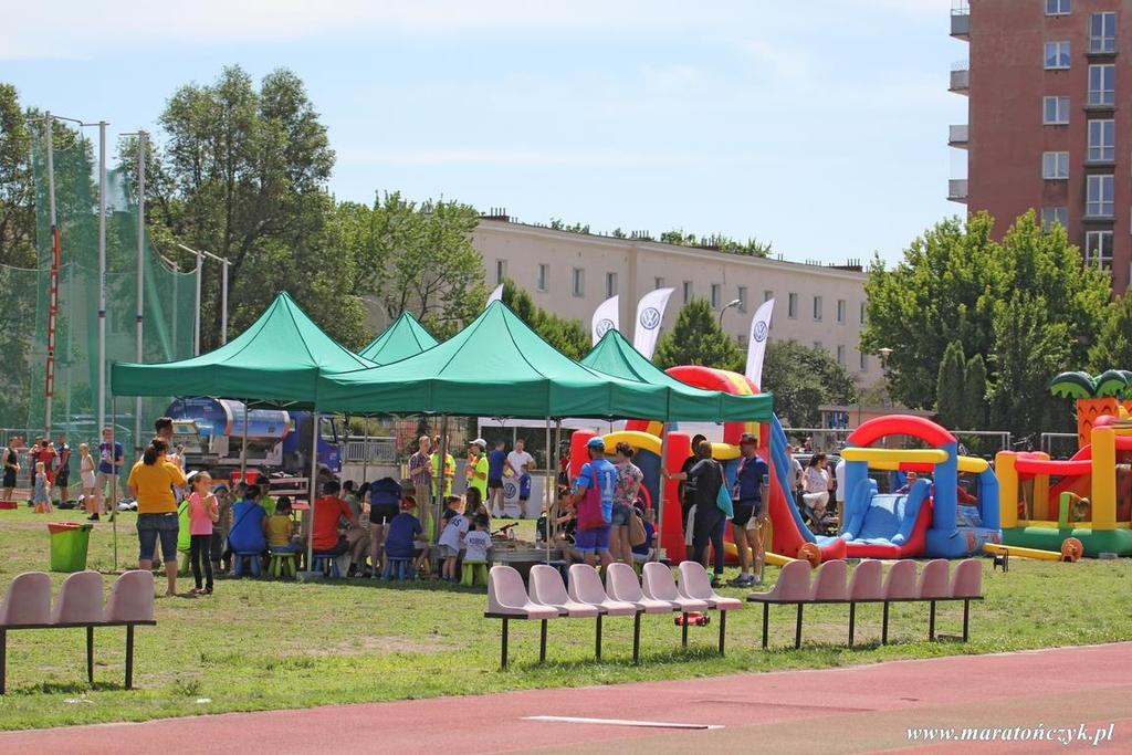 Między innymi koncertów, pokazów oraz pikników, imprez firmowych, które mogą być połączone z