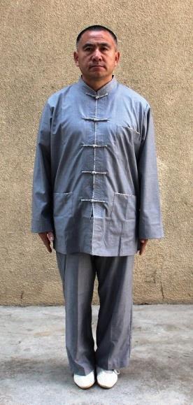 4 Ćwiczenia Shaolin Yi Jin Jing w wykonaniu mistrza Shi Deqi Zamieszczone poniżej zdjęcia wykonano w październiku 2018 r. w celu ich opublikowania w niniejszym artykule. Postawa przygotowawcza Fot.