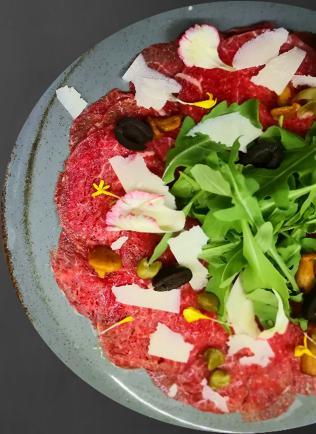 POLĘDWICY WOŁOWEJ beef loin carpaccio with crunchy parmesan cheese rucola / parmezan / oliwa truflowa / borowik / kapary rocket / parmesan / truffle oil /