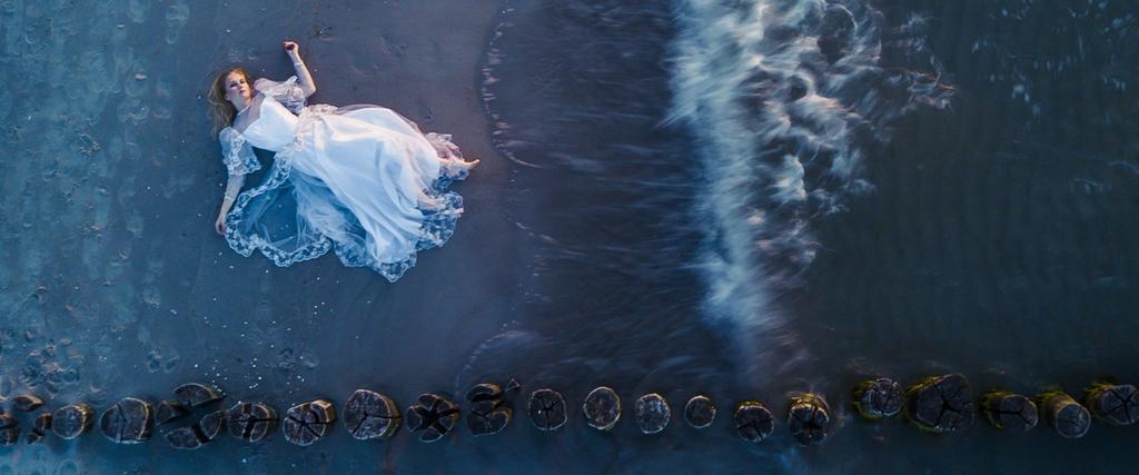 Zapierająca dech w piersiach lotnicza fotografia ślubna.