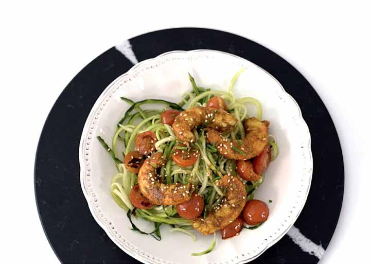 Spaghetti z cukinią Autorka: Marta Simonet Składniki 1 cukinia 100 g krewetek królewskich 2 ząbki czosnku 1 stołowa łyżka curry 100 g pomidorków koktajlowych Świeży szczypiorek Świeża bazylia Nasiona