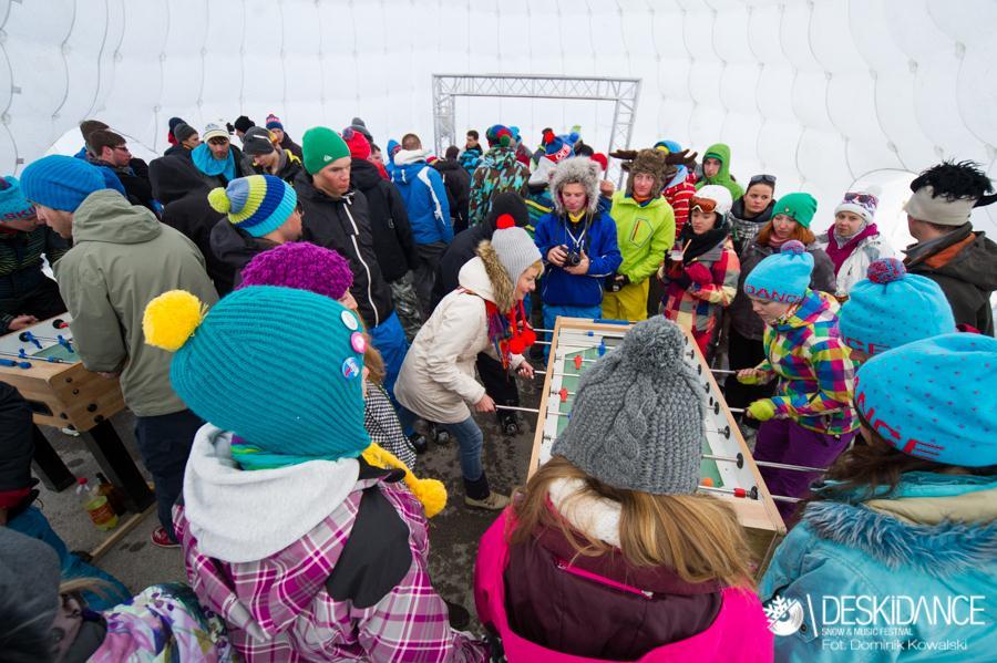 To poranne rozgrzewki, testy sprzętu, harce na śniegu i roztańczone apres-ski.