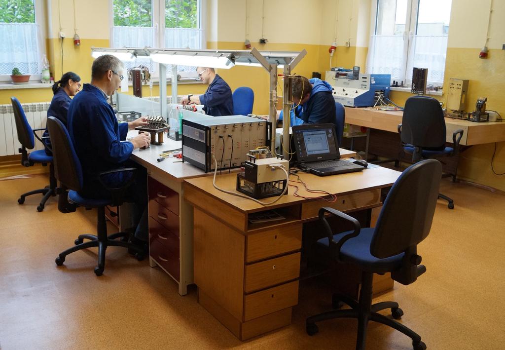 OBSŁUGA TECHNICZNA PRZEKAŹNIKÓW STOSOWANYCH W URZĄDZENIACH... 235 5) inicjowania zmian przyjaznych użytkownikowi w oprogramowania przyrządów. Rys. 4.