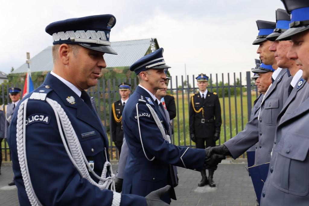 Okolicznościowy klucz symbolizujący otwarcie jednostki, na ręce Komendanta Komisariatu Policji nadkom.