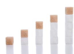 Działalność 2017/18» PODSTAWOWE INFORMACJE Jedno z wiodących przedsiębiorstw w przemyśle spożywczym Działalność (segmenty): cukier, produkty specjalne, CropEnergies, owoce Ponad 100 zakładów