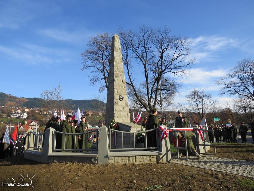 Podczas uroczystości poświęconej ojczyźnie i wolności, Limanowianie stanęli pod pomnikiem Nieznanego Żołnierza wzniesionym w 100-rocznicę Powstania Listopadowego, w nowym miejscu lokalizacji,