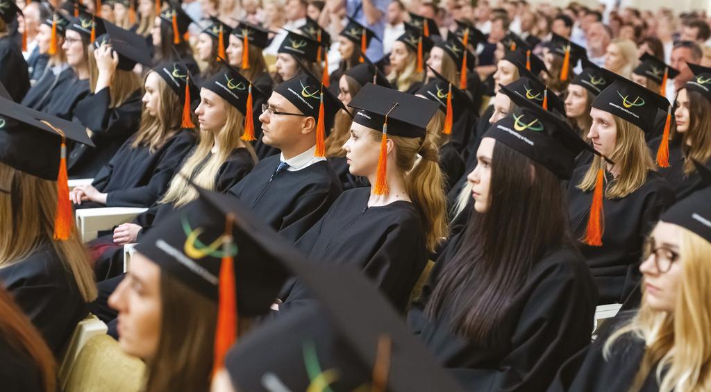 umiejętności interpersonalnych, zakładania działalności gospodarczej, metod jej finansowania, etykiety w biznesie, czy sztuki autoprezentacji, targi branżowe, targi pracy tymczasowej, dni