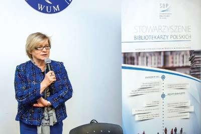 22 Nr 2/2018 BIULETYN ZG SBP kach dziecięcych), dodatkową rolę schodów (jako miejsca do siedzenia), pozycyjne prezentowanie książek, mobilność regałów bibliotecznych, zmniejszenie dystansu między