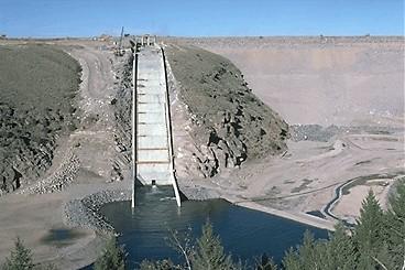 Teton Dam - Idaho - USA sypaná tížná hráz vysoká 73 m výstavba
