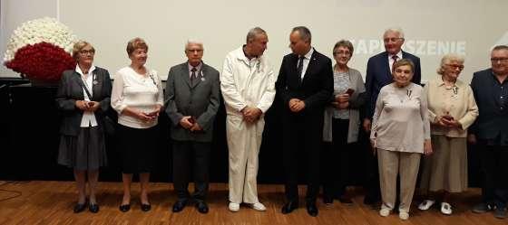 4 Za swoją działalność na rzecz Związku Sybiraków zostało wyróżnionych: - Złotą Odznaką Honorową /powtórnie/ - 2 osoby /pp.: O. Sych i S. Szarycz/; - Złotą Odznaką Honorową 5 osób /A. Grzyb, M.