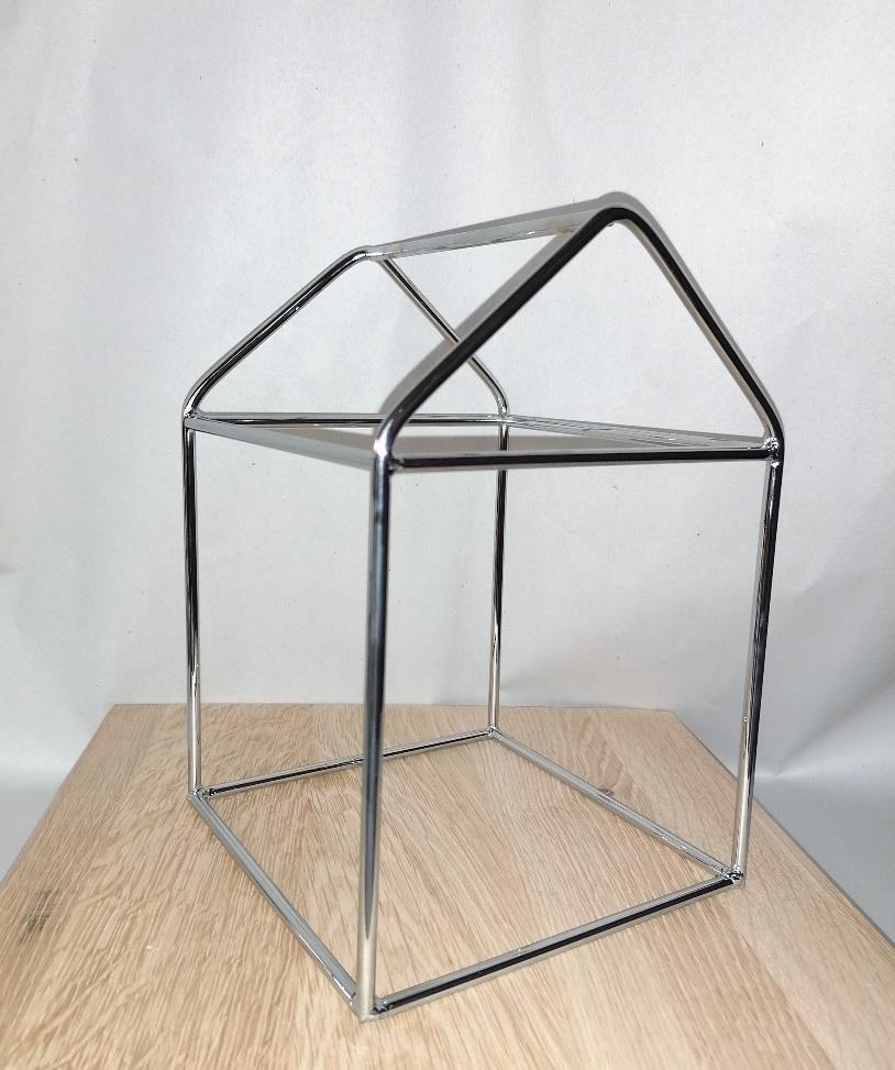 Szczegóły: Domek wykonany z drutu fi 5mm Stal chromowana kolor produktu: srebrny chrom