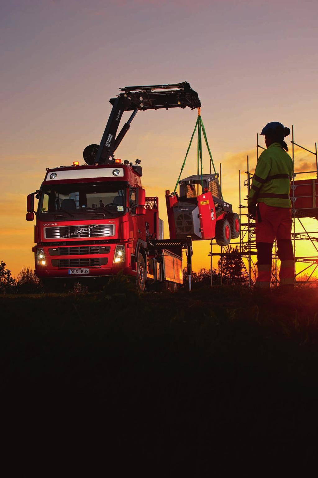 Moc i inteligencja Zdalne sterowanie żurawiem Jedną z zalet zdalnego sterowania firmy Hiab jest to, że operator żurawia może stać w najbardziej dogodnym miejscu w czasie sterowania żurawiem.