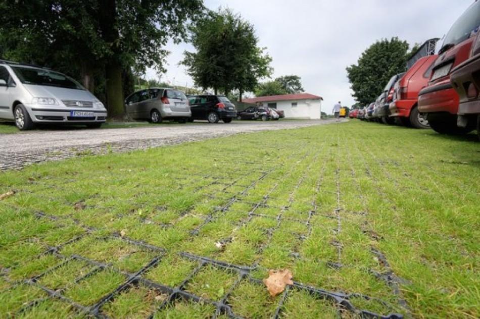 Kolorem ciemnym wyznaczono drogę manewrową, obszar boisk oraz teren wokół budynków zaplecza szatniowego.