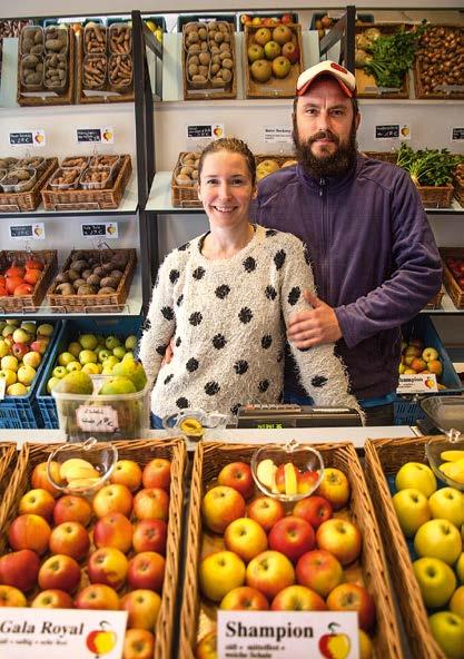 44 BRANDENBURGIA - KRAINA JABŁEK Caty Schernus i Sebastian Kühl z Galerii Jabłek sprzedają brandenburskie jabłka w Berlinie.
