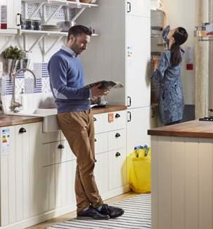 PRZEWODNIKI Nowa kuchnia IKEA w kilku krokach Kuchnie IKEA są zaprojektowane tak, żeby można je było zamontować samodzielnie. Po prawej opisaliśmy kolejne etapy na drodze do nowej kuchni.