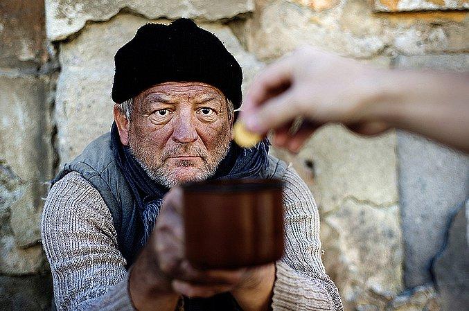 Pomoc ubogim Pomoc ubogim to nie tylko wyciągnięcie ręki do drugiego człowieka i zajrzenie w jego problemy. Pomoc człowieka można okazać nawet poprzez jedno małe zdanie.