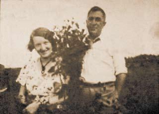 Owoc Rodzice Stefania i Stanisław Zakrzewscy Bogusław z mamą w dniu chrztu św., 1935 r. W 100-lecie odzyskania niepodległości przez Polskę uprzytamniam sobie, że gdyby nie rok l9l8, to w 1935 r.