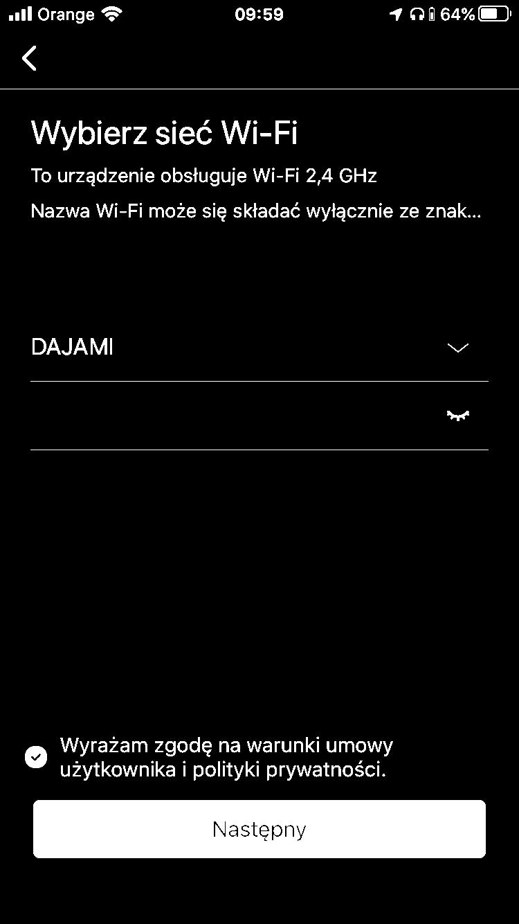 Kolejny ekran prosi o wskazanie nazwy sieci Wi-Fi, do której chcemy podłączyć urządzenie. W większości przypadków aplikacja sama uzupełni pole z nazwą i hasłem.
