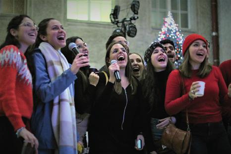 Muzyczne akcenty 2 Co roku w trakcie International Christmas Tree DMWA oddaje scenę studentom zagranicznym, aby ci mogli zaprezentować swoje taneczne i wokalne umiejętności kolegom i koleżankom.