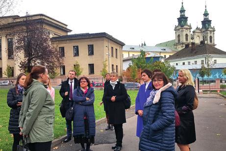 Fot. 3. Uczestnicy konferencji podczas zwiedzania zespołu architektonicznego Politechniki Lwowskiej Fot. Barbara Ząbczyk-Chmielewska Fot. 4. Westybul Politechniki Lwowskiej Fot.
