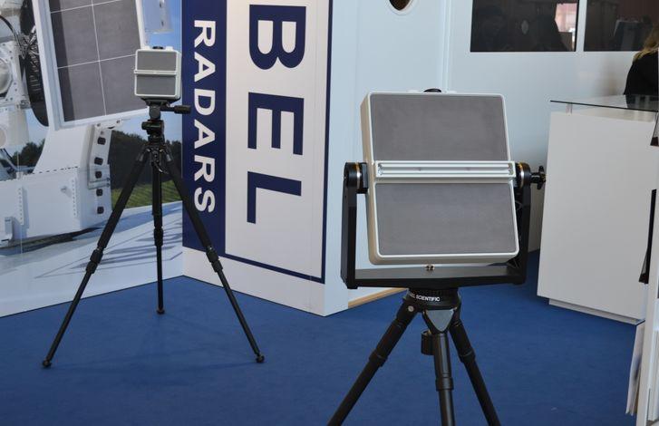 Radar SPEXER 1000 firmy Cassidian fot. M.Dura Rodzinę swoich radarów FMCW prezentowała również duńska firma Weibel Scientific. Na stoisku wystawiono pracujące w paśmie X radary SL 15028 i SL 3022.