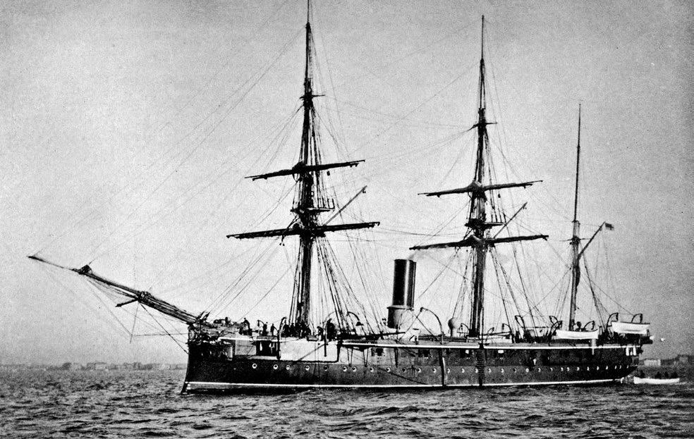 Korweta Canada w doku w Halifaksie, 1889 rok. Dobrze widoczna podwodna częśc kadłuba z taranem i stępką przeciwchyłową. Fot.