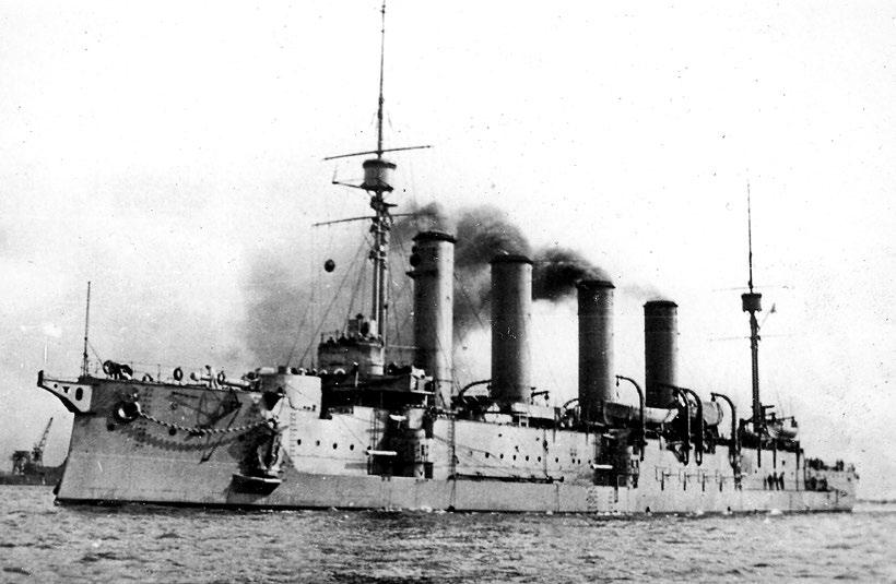 Tekst Krążownik Bajan (II) w latach 1915-1916. Na dziobie widoczny dobudowany specjalny uchwyt służący do mocowania trału przeciwminowego. Fot.
