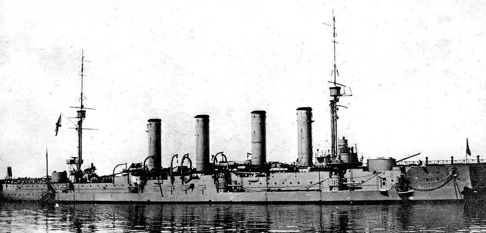 Tekst Krążownik Bajan po przezbrojeniu w ujęciu z lat 1916-1917. Widoczne dodatkowe działo kal. 203 mm przed tylnym masztem oraz dwa kal. 152 mm na górnym pokładzie na wysokości drugiego komina. Fot.