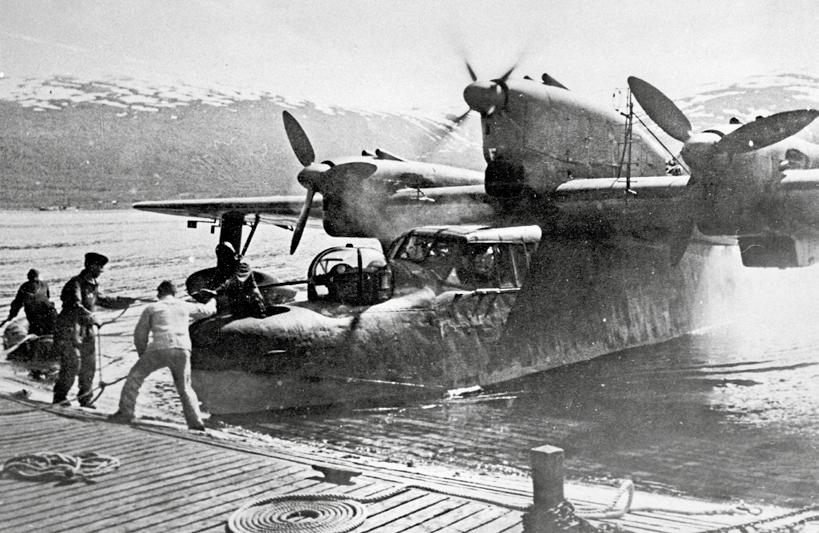 David Irving (Wielka Brytania) Tekst część III Niemieckie łodzie latające BV 138 naprowadzały bombowce i U-booty na wykryte statki konwoju. Fot.